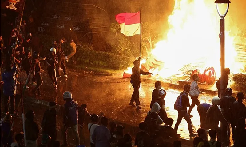 Biểu tình bên ngoài trụ sở cảnh sát Indonesia ở Jakarta ngày 29 8 - Ảnh Reuters