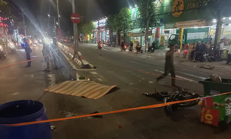 Xe máy va chạm ô tô, thiếu niên té vào xe tải tử vong tại chỗ