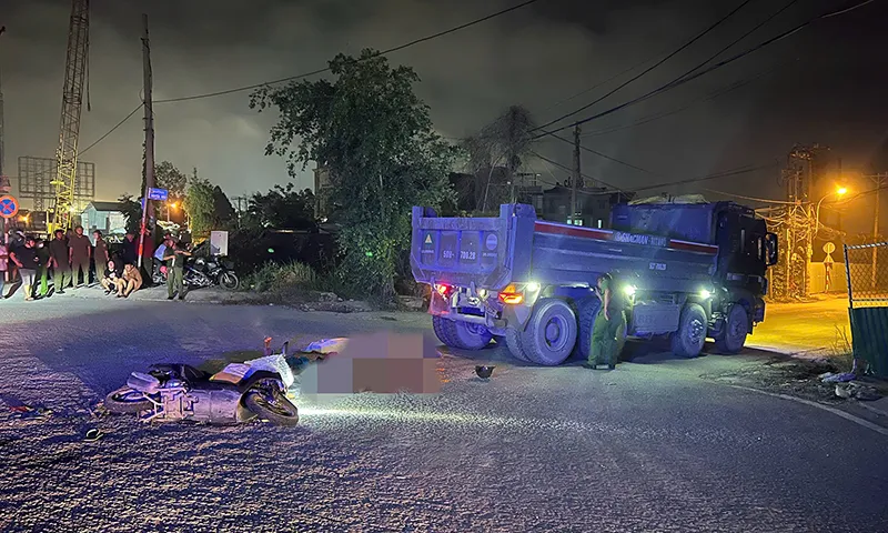 Xe ben quẹo phải va chạm xe máy, hai mẹ con tử vong thương tâm
