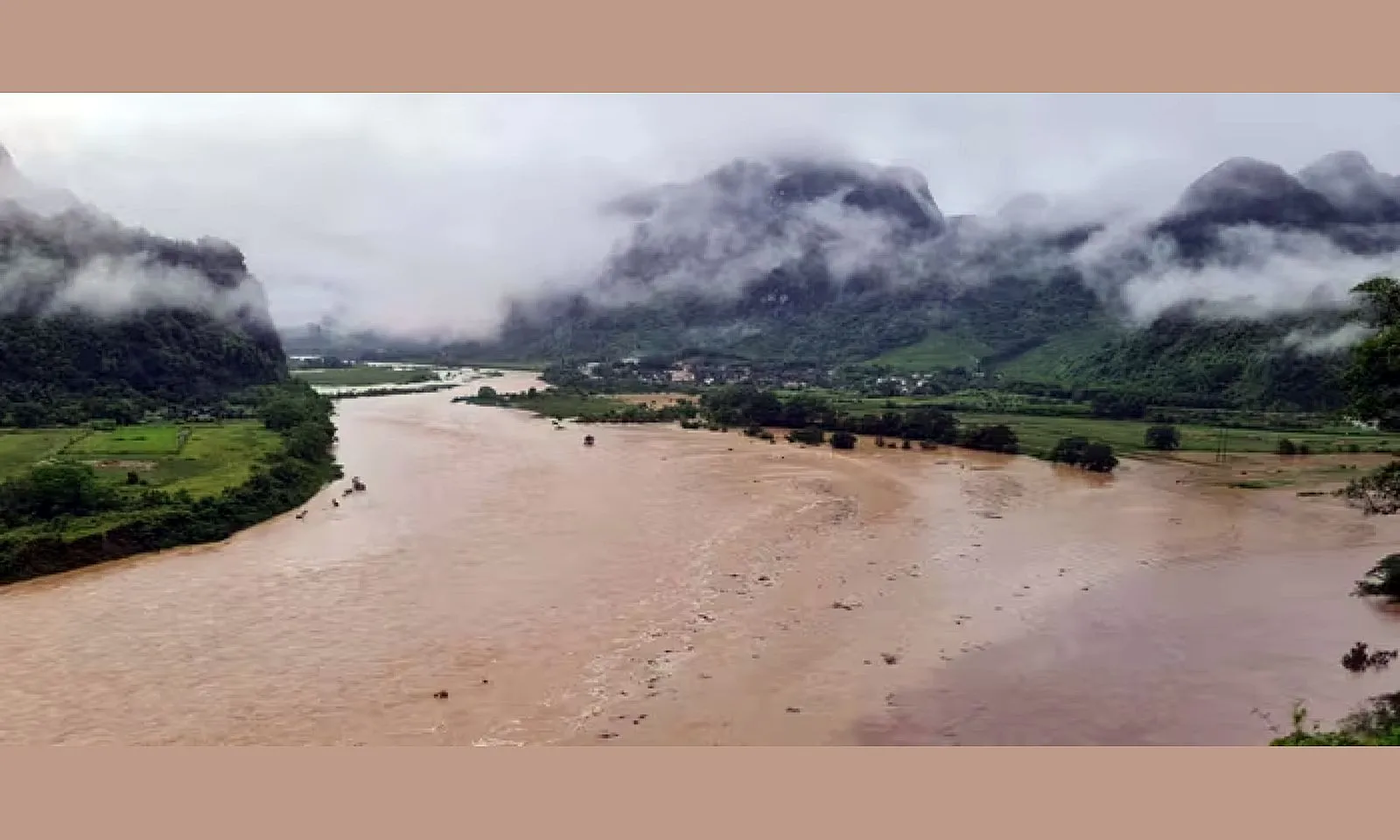 Bão số 6 suy yếu trên đất Lào, Quảng Trị vẫn ngập lụt, sạt lở