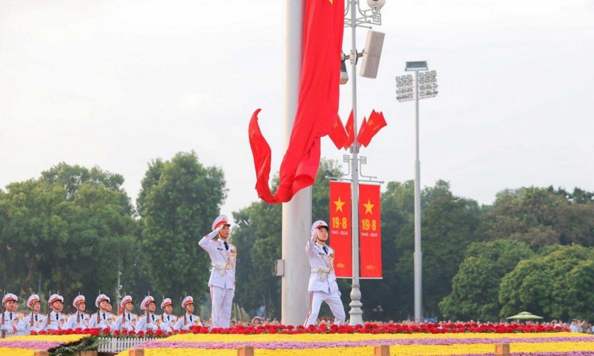 Hàng ngàn người dân tham dự Lễ Thượng cờ sáng 1/9 tại Quảng trường Ba Đình