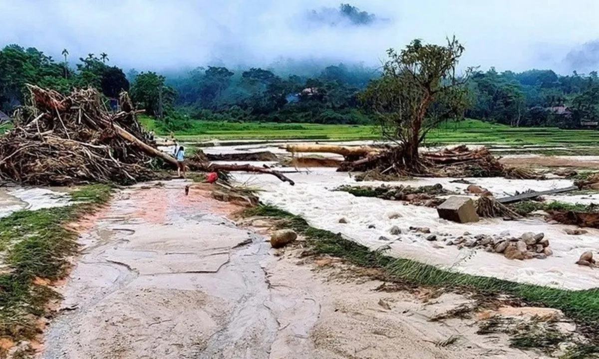 Mưa lớn kéo dài, nguy cơ lũ quét và sạt lở 7 tỉnh Bắc Bộ và Trung Bộ