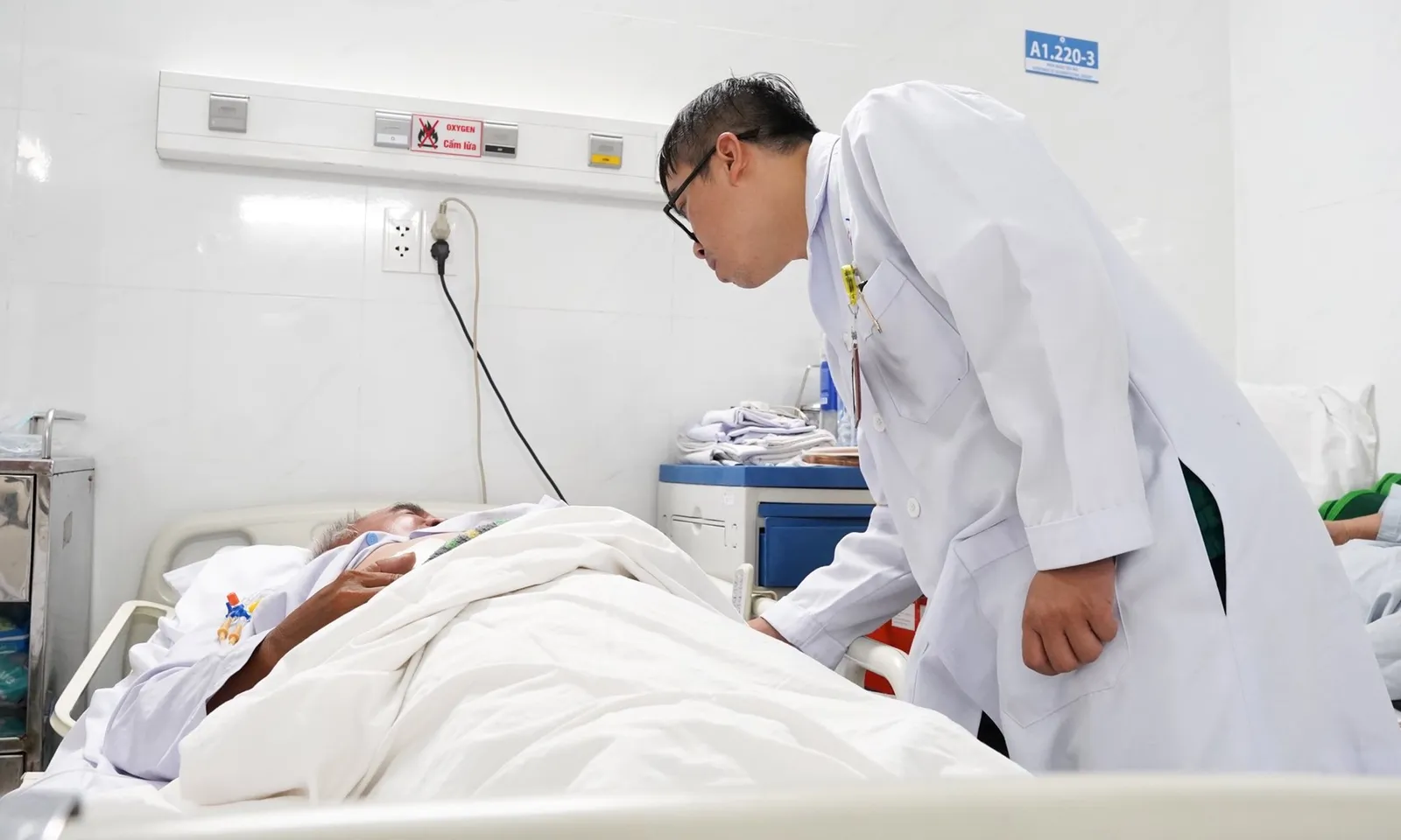 Người đàn ông bị áp xe gan vì nuốt phải xương