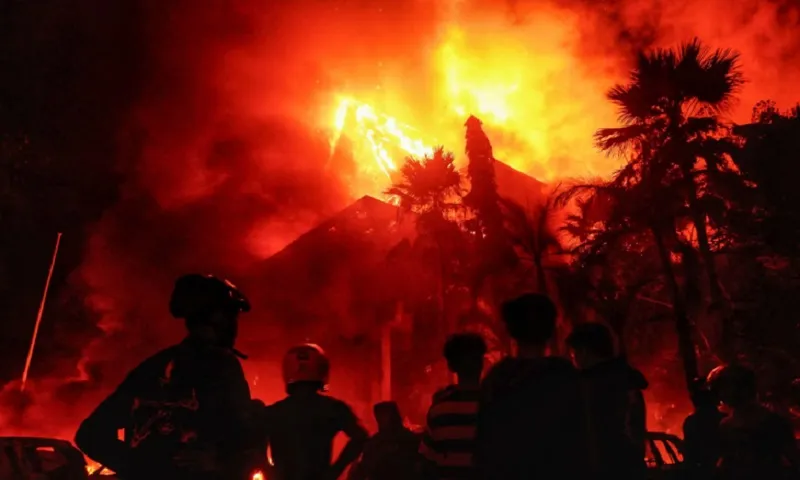  Indonesia: Biểu tình leo thang thành bạo loạn
