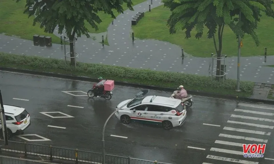 Thời tiết 1/9: Mưa rải rác khắp cả nước, cảnh báo lốc sét và ngập úng