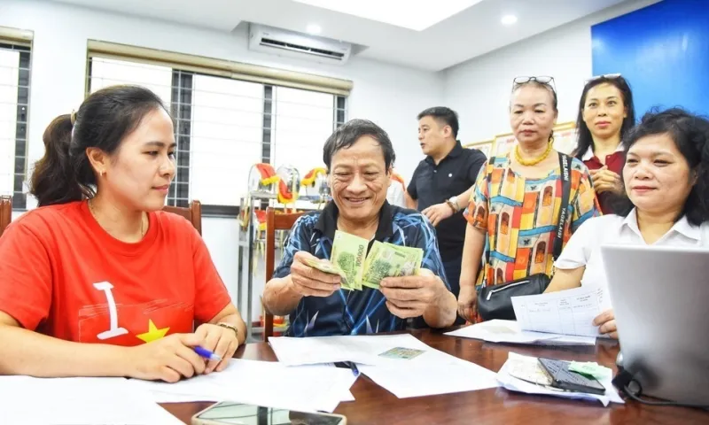 Người dân cả nước phấn khởi nhận quà 100.000 đồng dịp 2/9