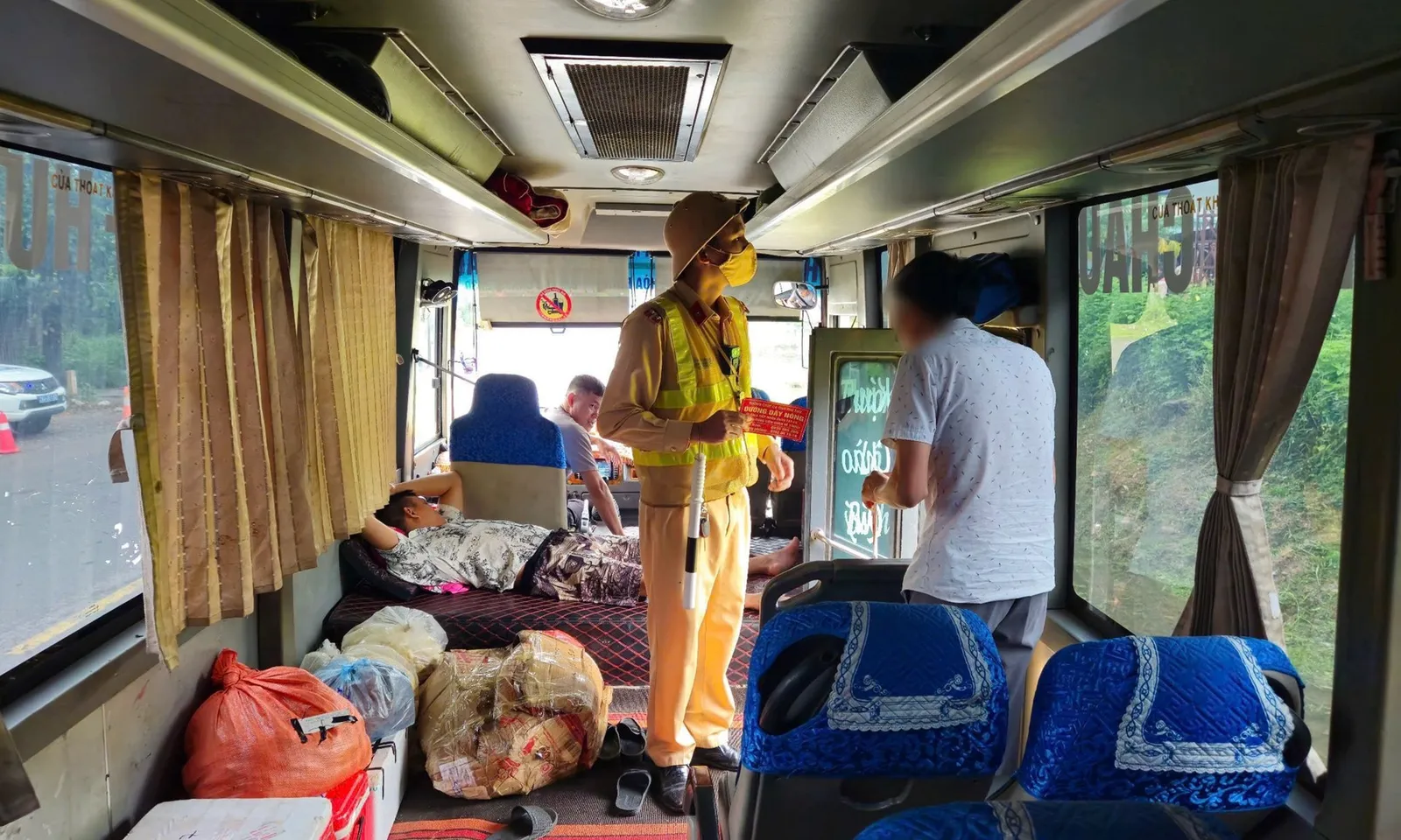 Phát hiện xe khách giường nằm chở quá quy định hơn 40 người