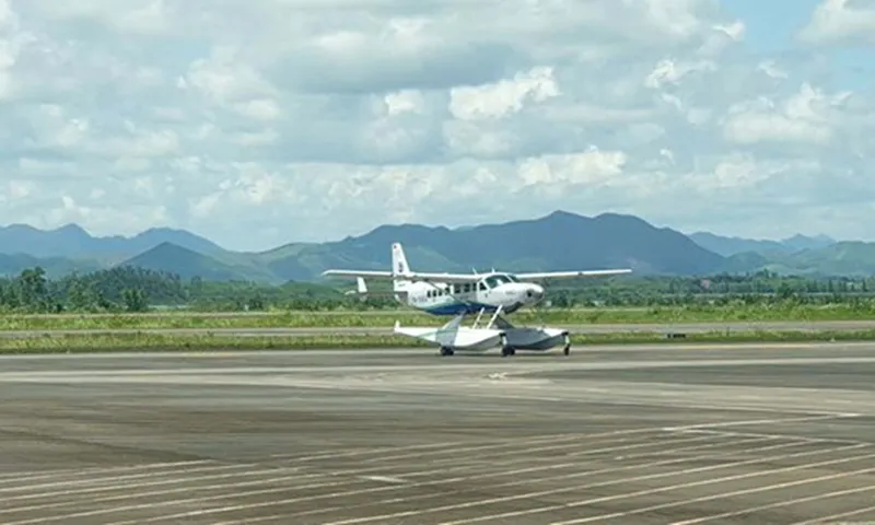 Chiếc thủy phi cơ đưa đoàn khách tỉ phú Mỹ xuống Sân bay Vân Đồn, tỉnh Quảng Ninh