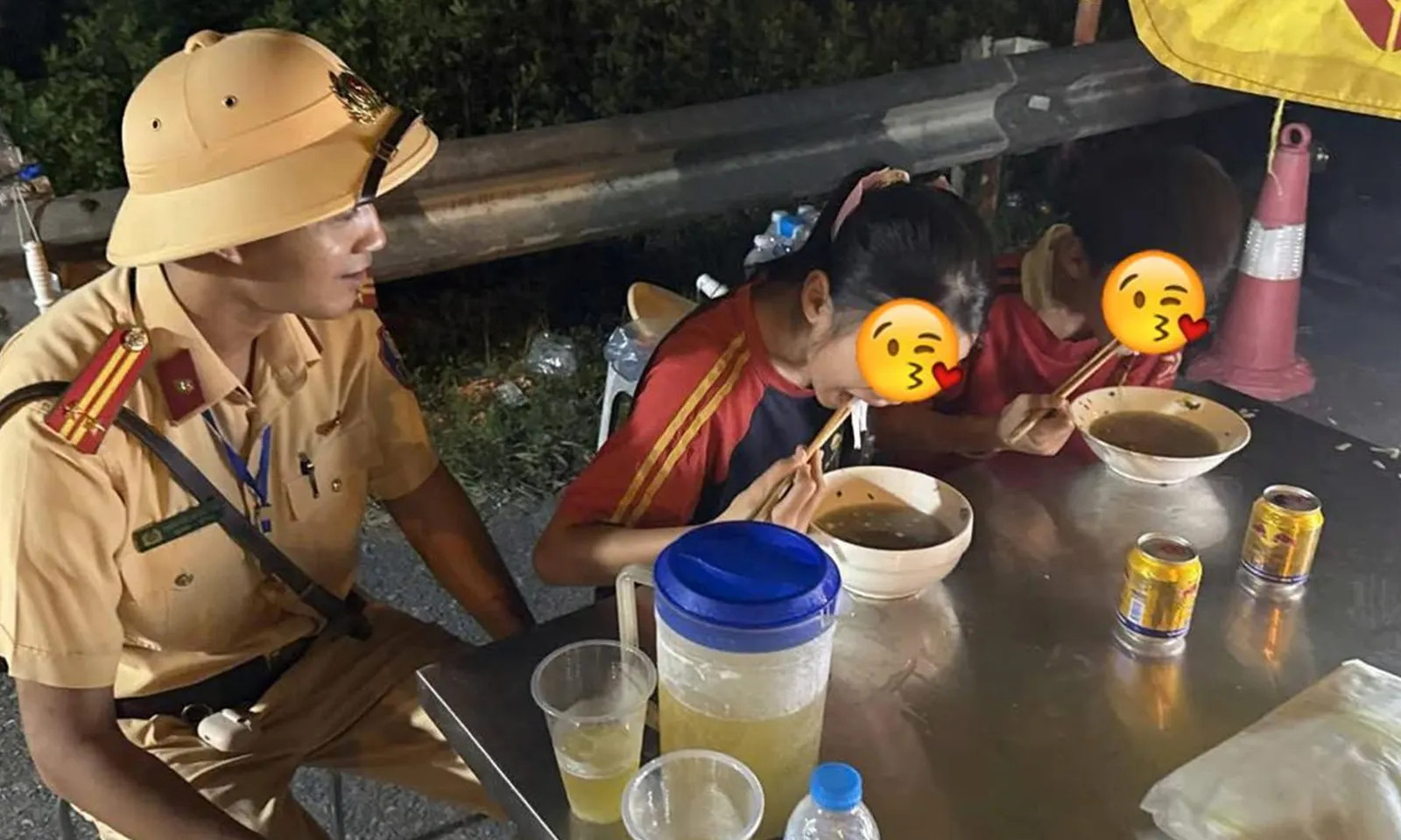 Hai em nhỏ bị lạc khi đi từ Thanh Hoá ra Hà Nội xem diễu binh