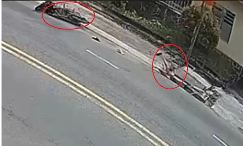 Clip: Hai cha con đi xe máy té xuống cống thoát nước thoát chết
