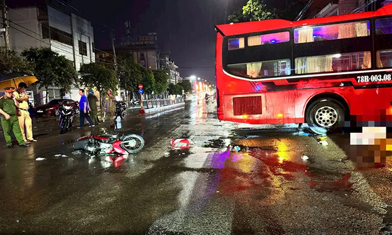 Xe máy va chạm xe giường nằm, người đàn ông đi xe máy tử vong