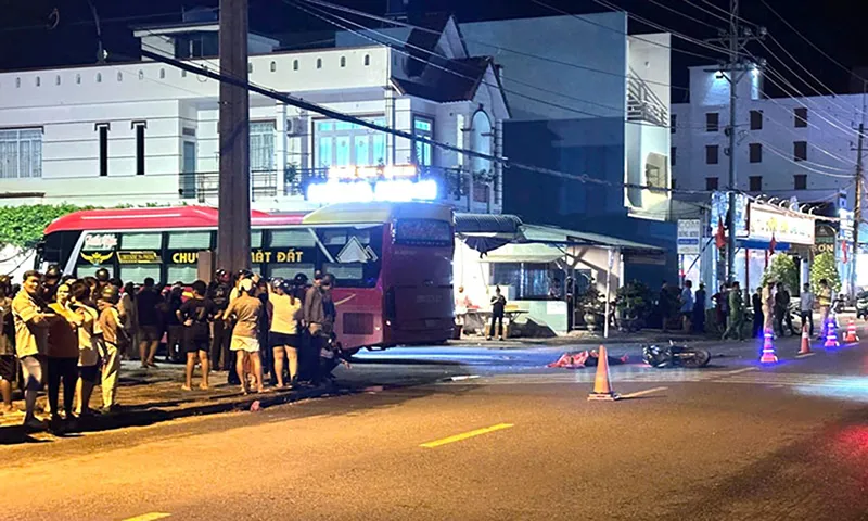 Xe máy va chạm xe khách, hai người thương vong