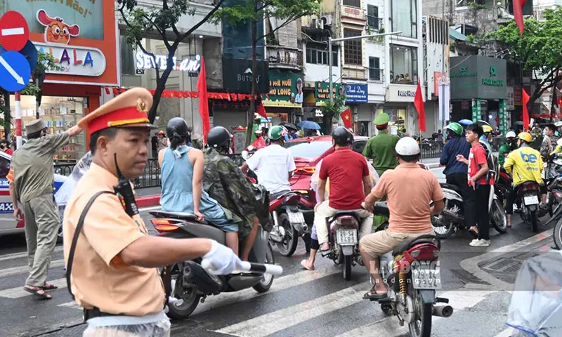 Lực lượng chức năng căng mình điều tiết giao thông, đảm bảo an toàn cho các đoàn tham dự Lễ diễu binh, diễu hành