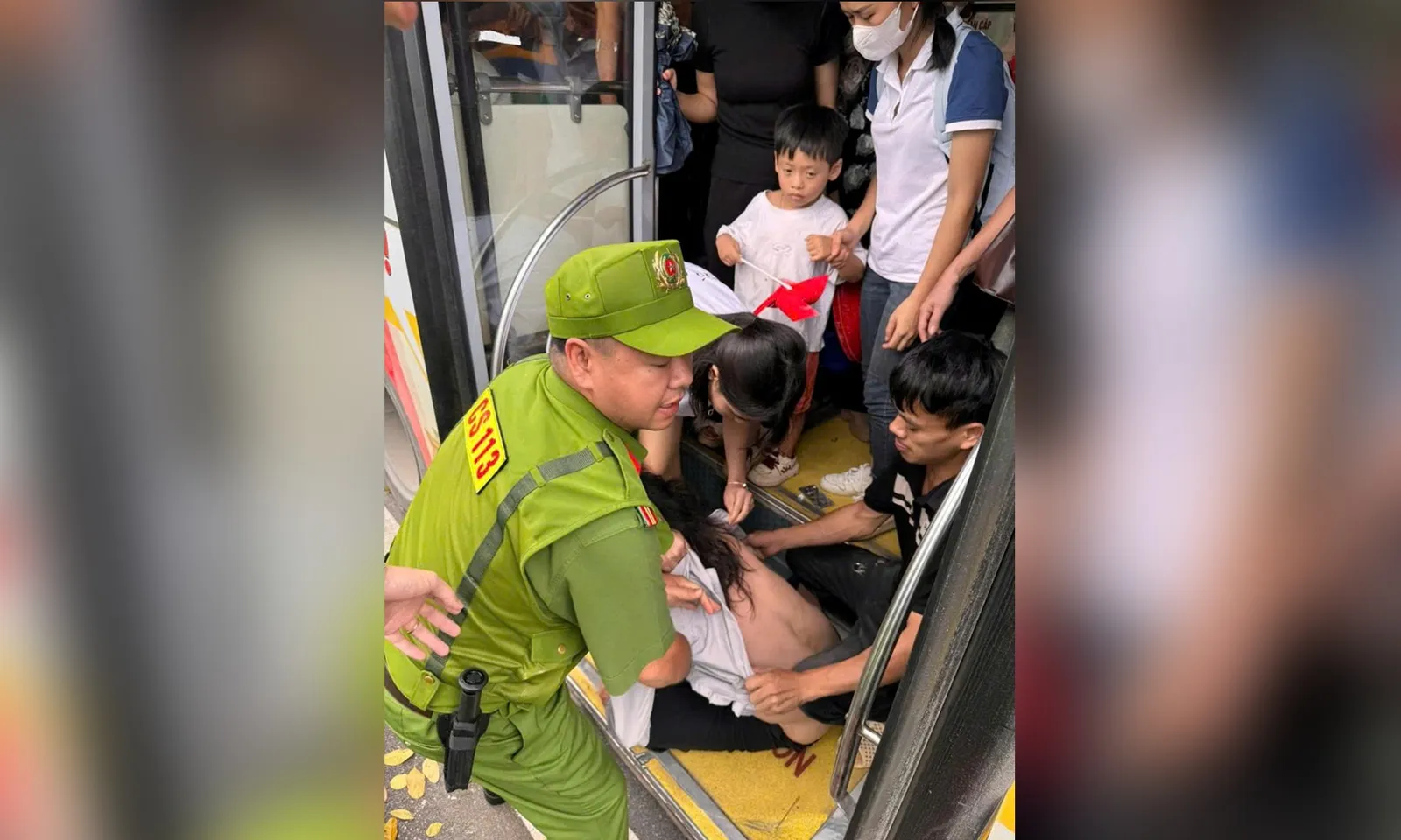 Kịp thời ngăn chặn đối tượng nghi vấn trộm cắp trên xe buýt