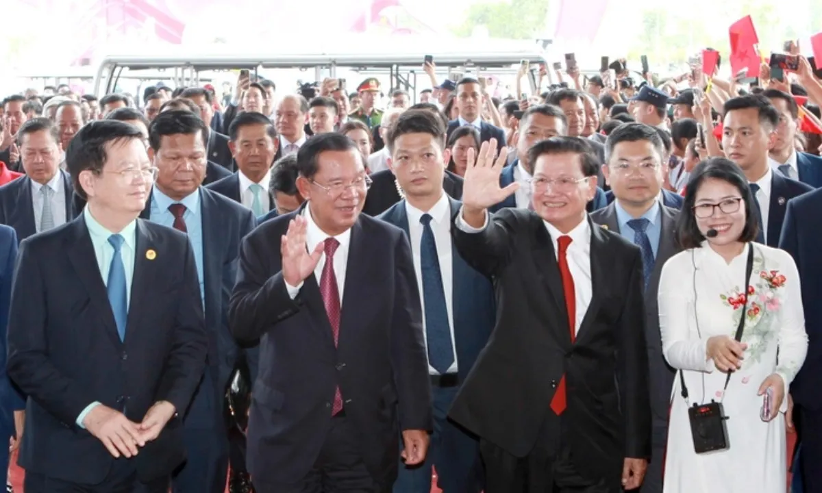 Tổng Bí thư, Chủ tịch nước Lào và Chủ tịch Thượng viện Campuchia tham quan triển lãm A80