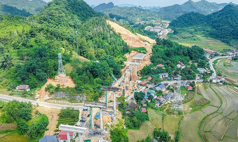 Tất cả quân số được huy động, triển khai đồng bộ các mũi thi công trên cao tốc Đồng Đăng - Trà Lĩnh