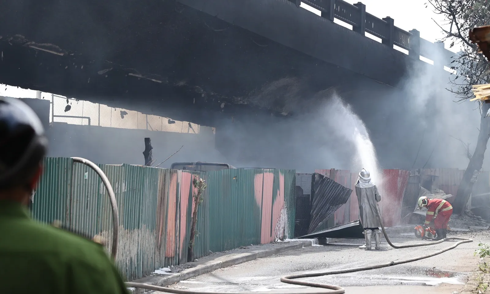 Tăng cường quản lý hành lang an toàn đường bộ sau vụ cháy dưới gầm cầu Vĩnh Tuy