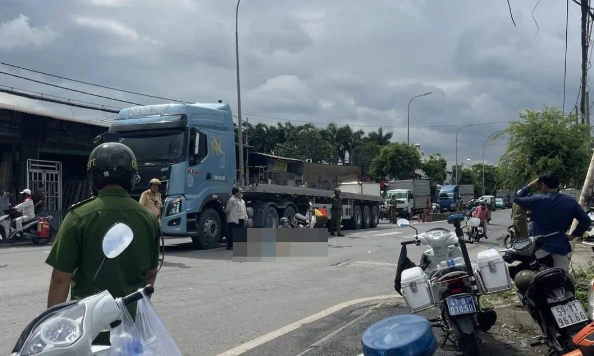 TPHCM: Xe máy va chạm xe đầu kéo, 1 phụ nữ tử vong