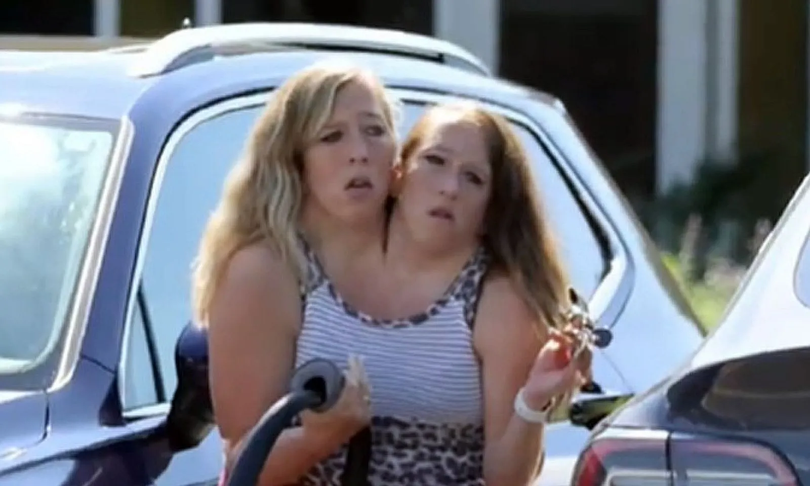 Cặp song sinh dính liền nổi tiếng xuất hiện cùng em bé sơ sinh