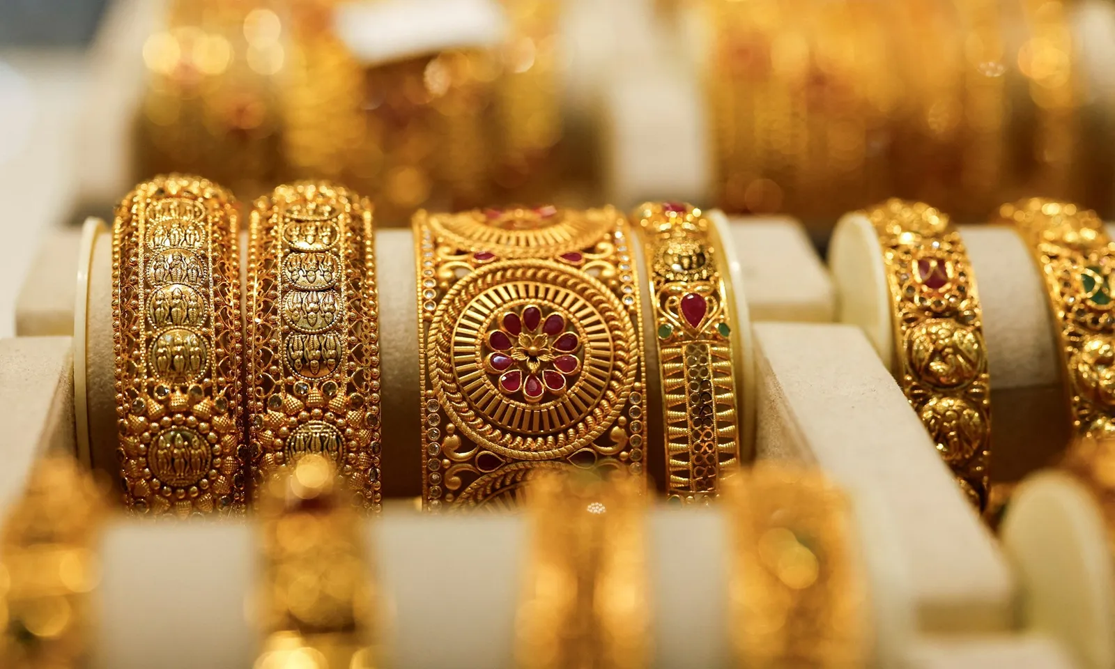 Giá vàng tiếp tục tăng thẳng đứng