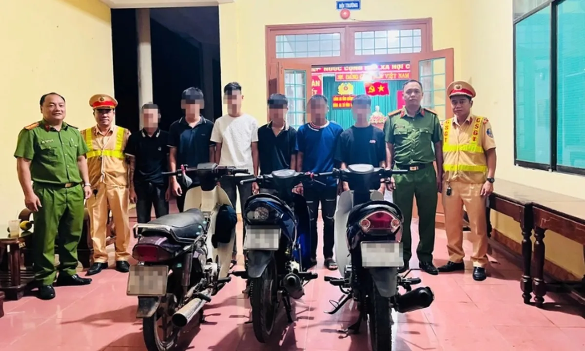 thanh-nien-di-xe-may-quoc-lo-1-17568641094902056418739