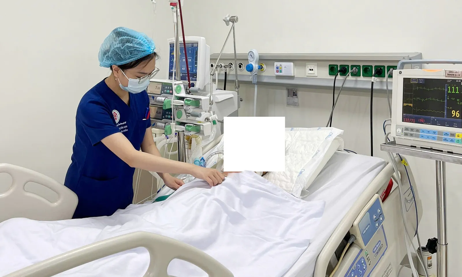 Cụ bà mắc uốn ván nặng vì vết thương khi bẻ cành cây