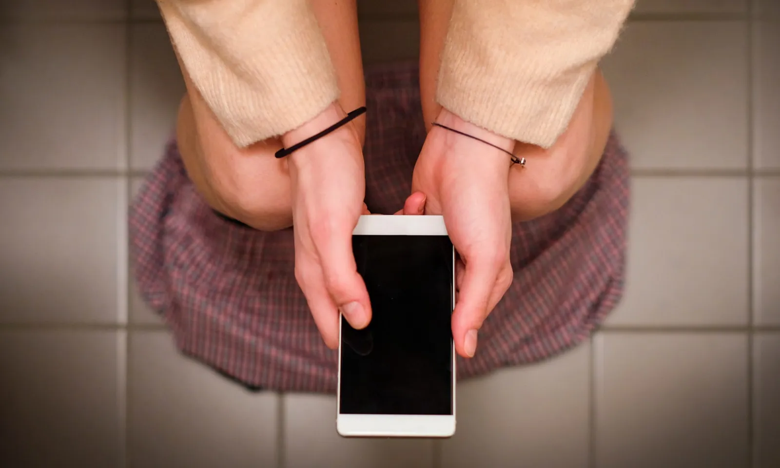 Người hay lướt điện thoại khi đi vệ sinh dễ bị trĩ