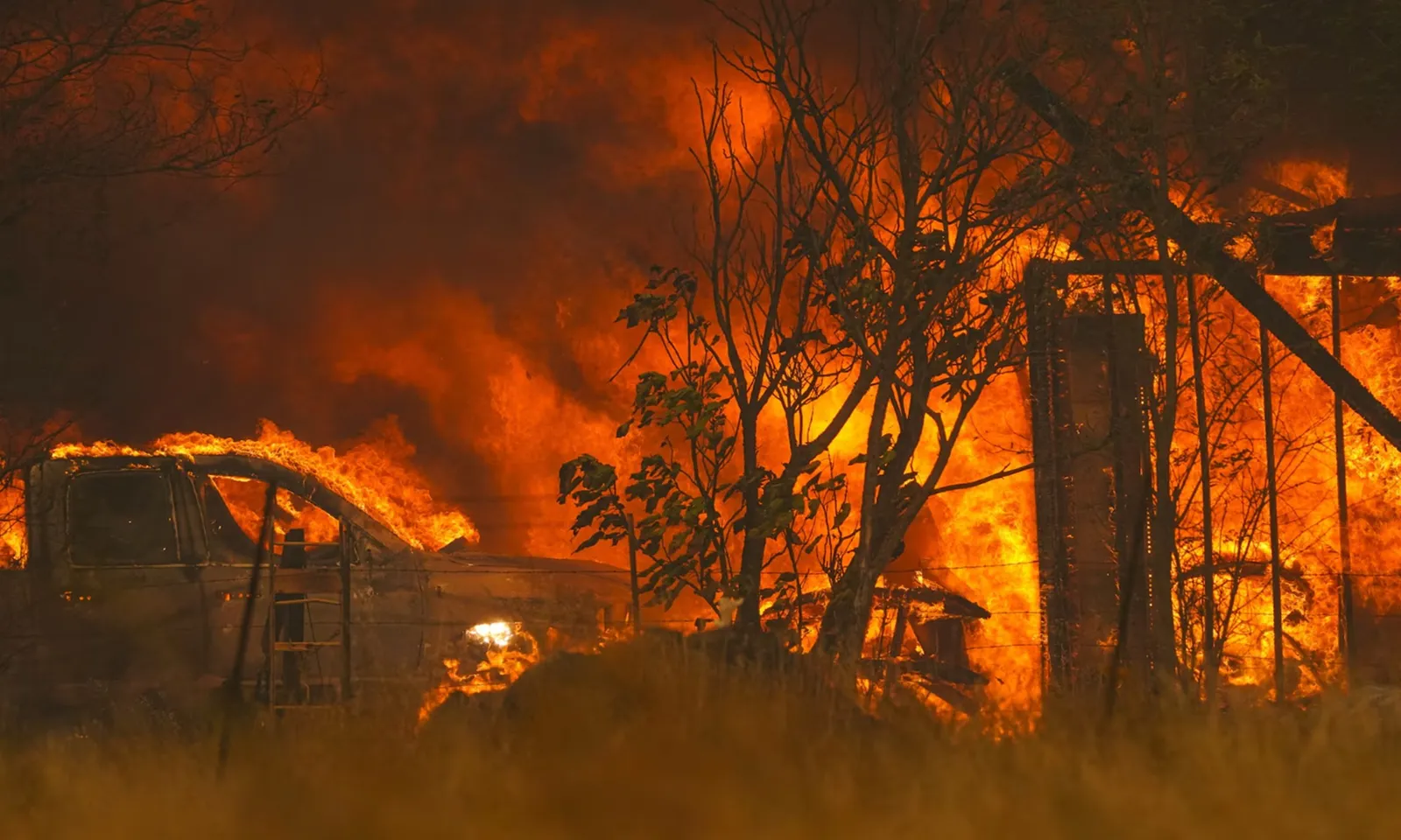 Mỹ: Cháy rừng bùng phát khắp California Gold Country, tàn phá một thị trấn lịch sử