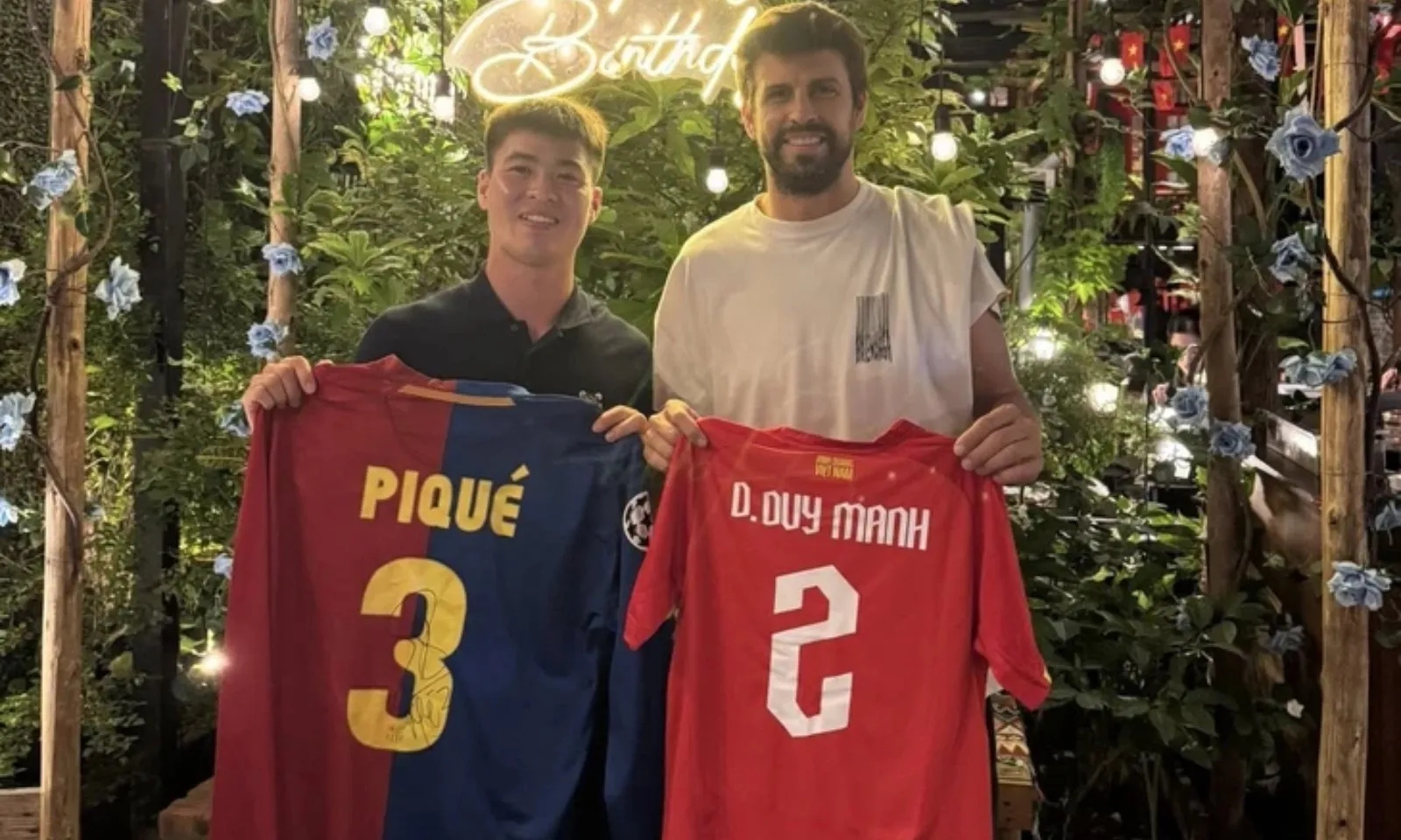 Trung vệ Duy Mạnh hào hứng đổi áo cùng thần tượng Pique
