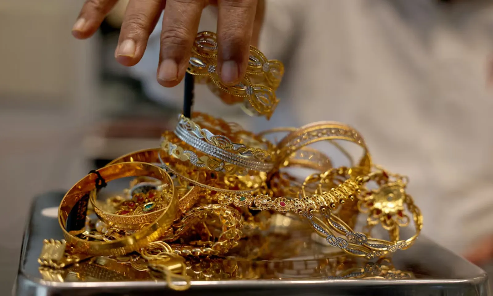 Vàng thế giới ‘rớt giá’ do hoạt động... chốt lời