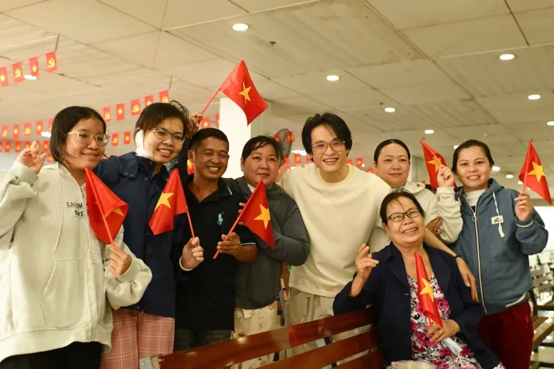 ha-anh-tuan-lan-toa-yeu-thuong-dip-le-quoc-khanh-tai-benh-vien-ung-buou20250904-085501-04
