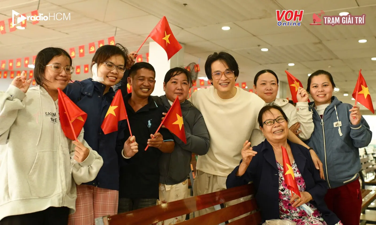 Hà Anh Tuấn lan tỏa yêu thương dịp lễ Quốc khánh tại Bệnh viện Ung Bướu