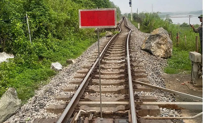 Hiện trường vụ sạt lở đát gây ảnh hưởng phải tạm dừng tàu hỏa