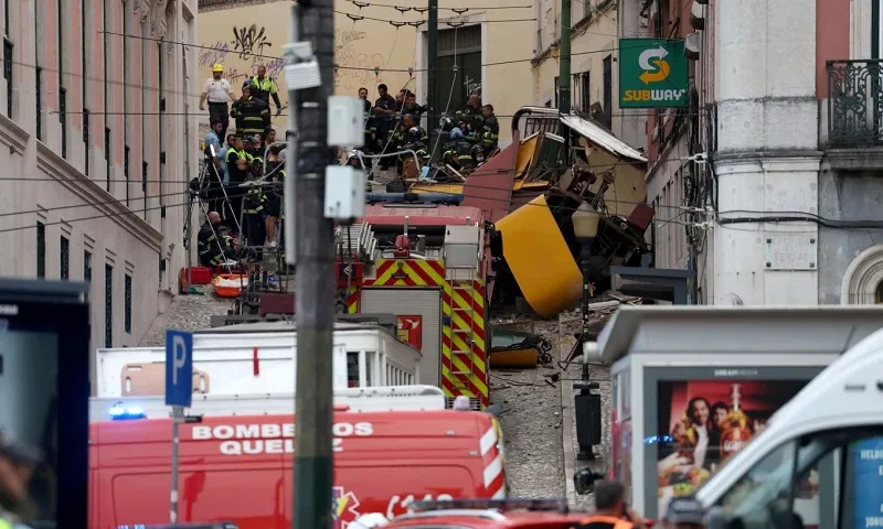 Hiện trường vụ tai nạn tàu điện ở Lisbon, Bồ Đào Nha ngày 39 - Ảnh AFP