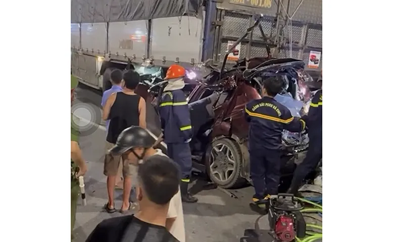 Va chạm liên hoàn trên đường nối cao tốc, 3 người thương vong