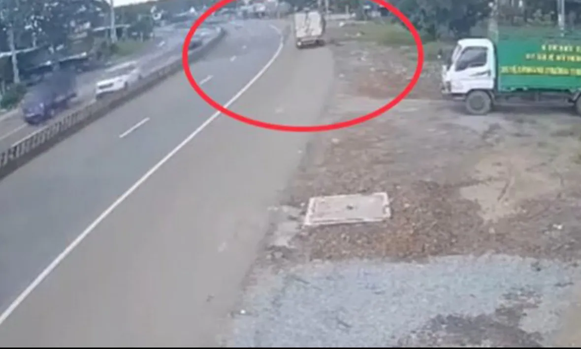 Xe máy bán bánh mì va chạm xe tải, người đàn ông tử vong tại chỗ