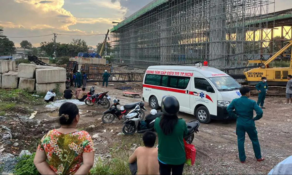 Sập cần cẩu ở Vành đai 3 TPHCM, 1 công nhân tử vong
