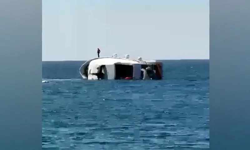 Video clip: Du thuyền trị giá gần 1 triệu USD bị chìm chỉ sau 15 phút hạ thủy