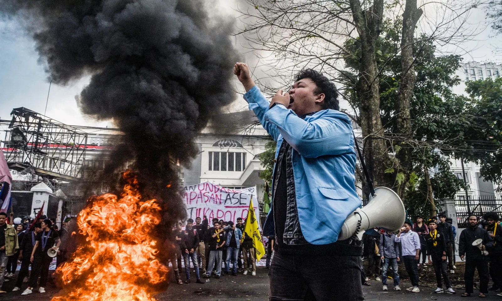 Indonesia sa thải cảnh sát gây ra vụ chết người, làm bùng phát biểu tình
