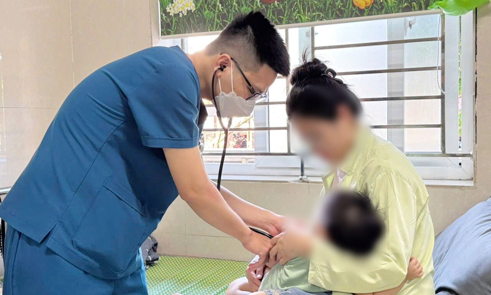 Bé 8 tháng tuổi ngộ độc vì bố cho uống nhầm thuốc nhỏ mũi naphazolin