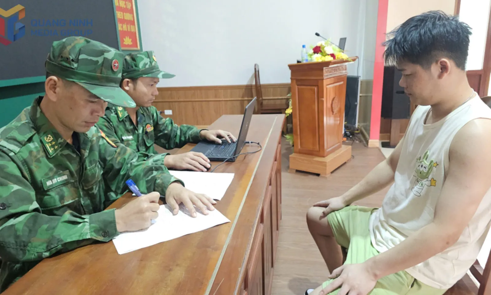 Bắt 2 đối tượng dùng xuồng máy đưa hơn 20 người nhập cảnh trái phép vào Việt Nam