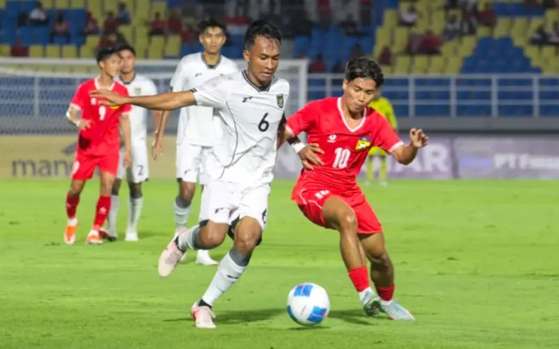 U23 Indonesia bế tắc trước lối chơi phòng ngự của Lào (Ảnh: Reuters)