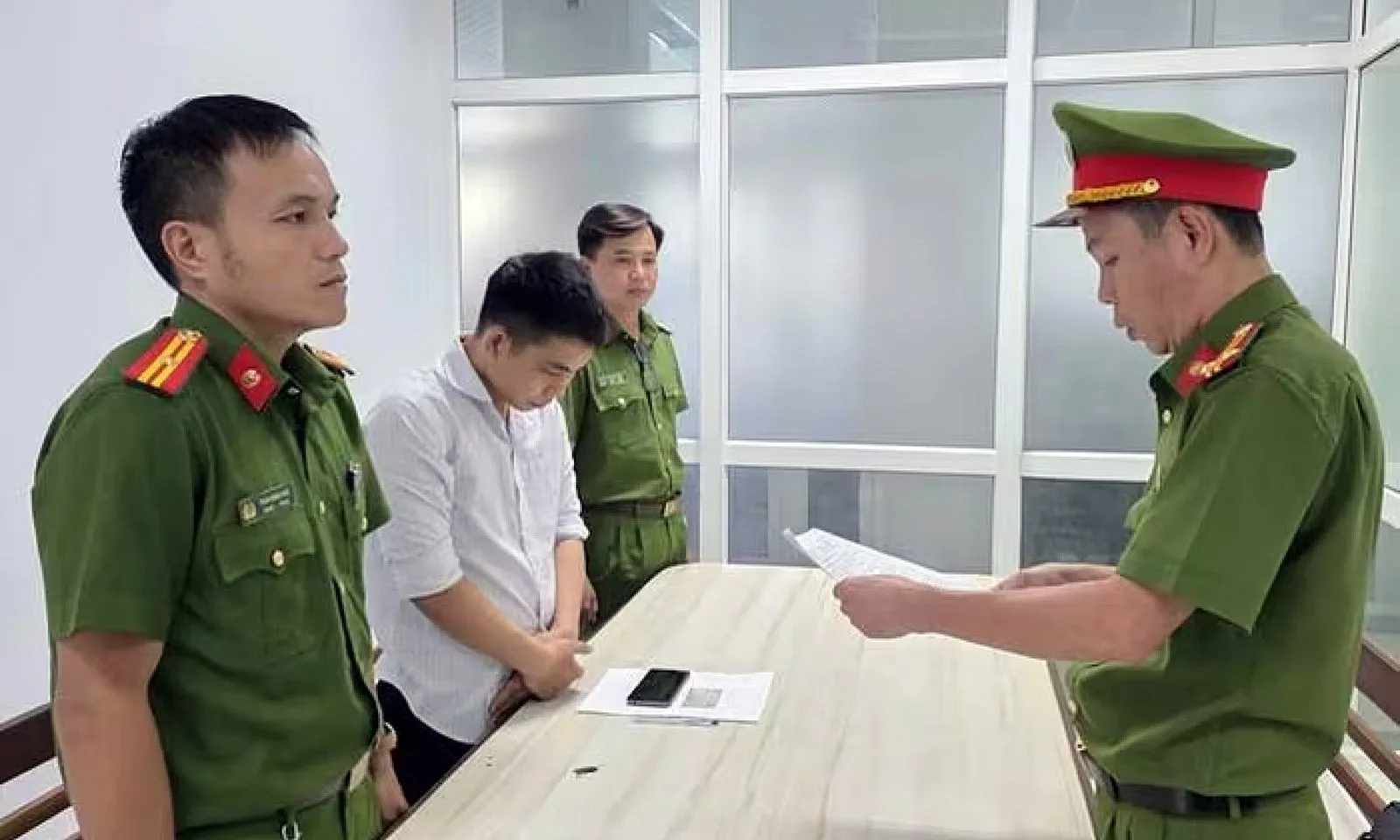 Bắt nhân viên bảo hiểm chiếm đoạt hơn 1,7 tỉ đồng