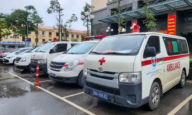 Sa thải 2 lao động, cảnh cáo 1 viên chức vụ thu 21 triệu đồng tiền vận chuyển bệnh nhân