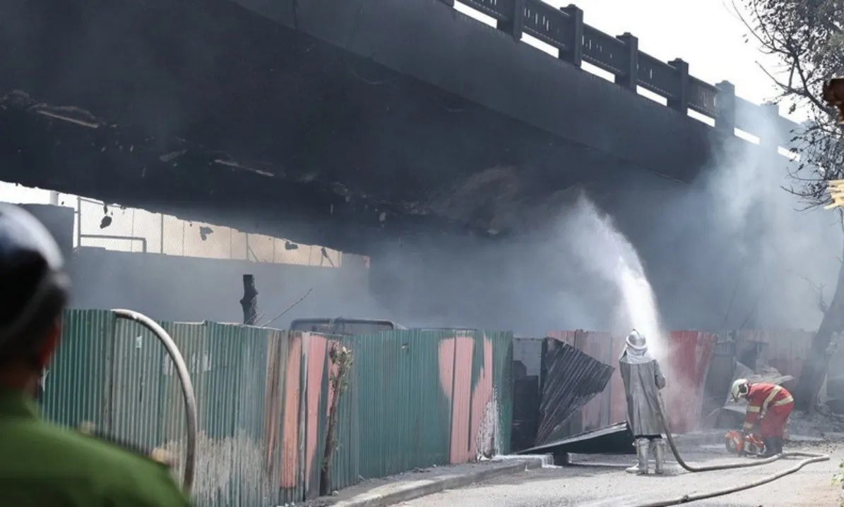 Thủ tướng yêu cầu làm rõ trách nhiệm vụ cháy bãi xe dưới gầm cầu Vĩnh Tuy