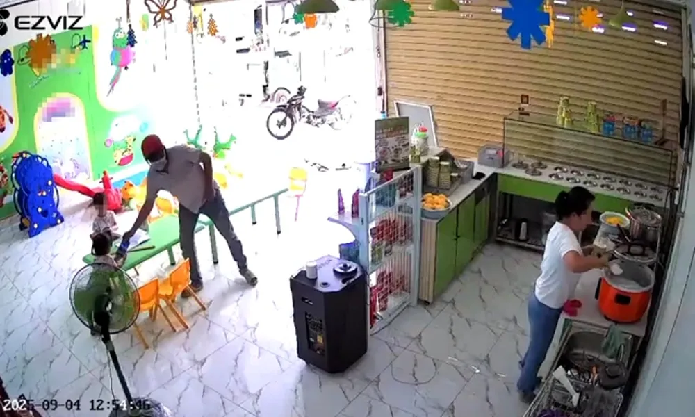 Bé gái 3 tuổi bị giật điện thoại, công an khẩn trương bắt giữ nghi phạm