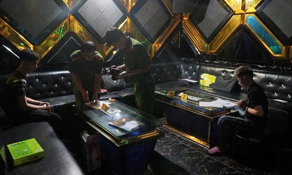 Bắt quả tang nhân viên karaoke bán ma túy cho khách tại phòng hát