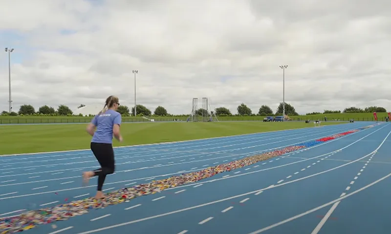 Người phụ nữ phá kỷ lục khi chạy chân trần qua những viên gạch Lego