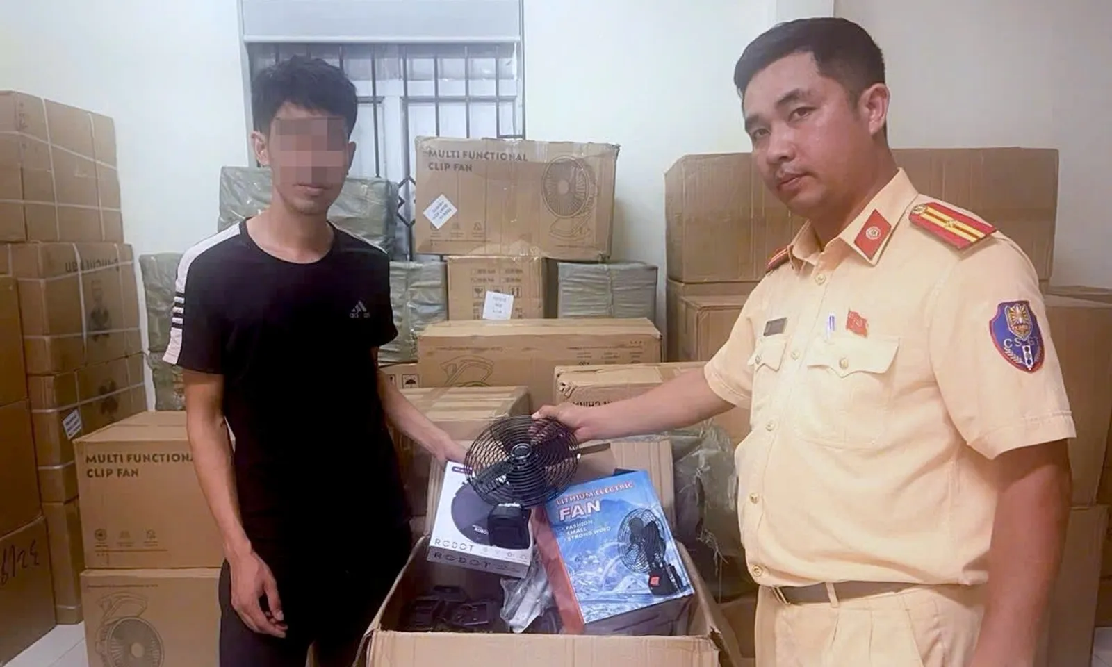 Phát hiện xe tải chở gần 2.000 sản phẩm điện gia dụng không rõ nguồn gốc