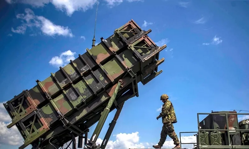 Hệ thống tên lửa đánh chặn đất đối không Patriot - Ảnh Reuters